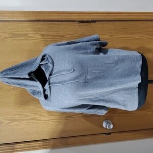 Calme by johnny was  soft grey knit short sleeve hooded lightweight sweater